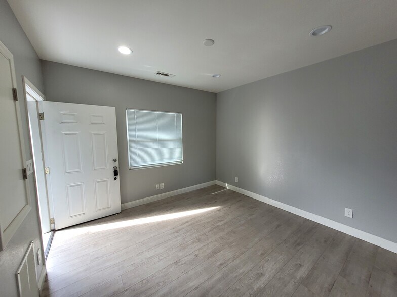 Building Photo - 569 Smalley Ave