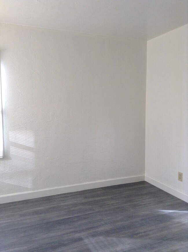 Building Photo - Cute Duplex front unit available