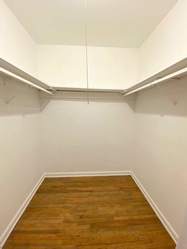Building Photo - Large 3 bed, 2 bath home near Raines and I...