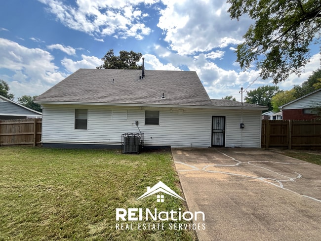Building Photo - RARE FIND! 4BR/2BA in Memphis | Open Kitchen & Hardwoods | Fenced Yard!