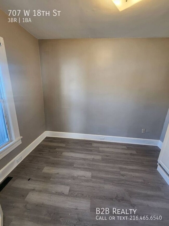 Building Photo - 707 W 18th St