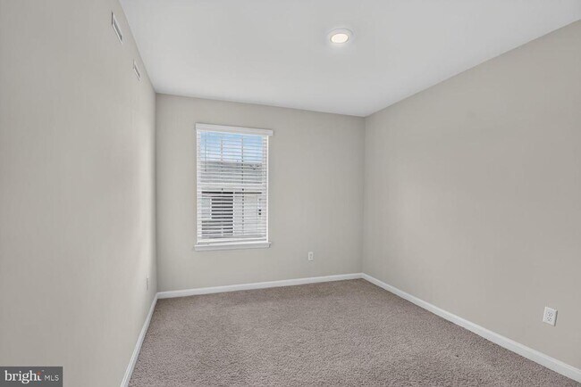 Building Photo - 184 College Dr