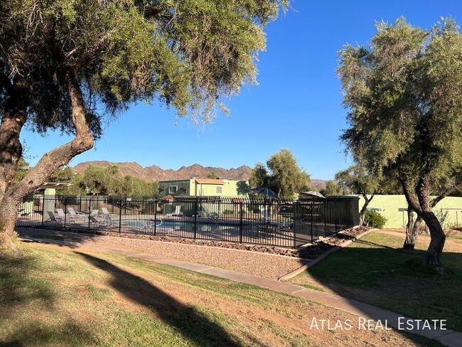 Building Photo - 729 E Cochise Dr