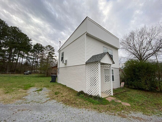 Building Photo - 2 Bedrooms, 1 Bathroom - Centre, AL Apartment