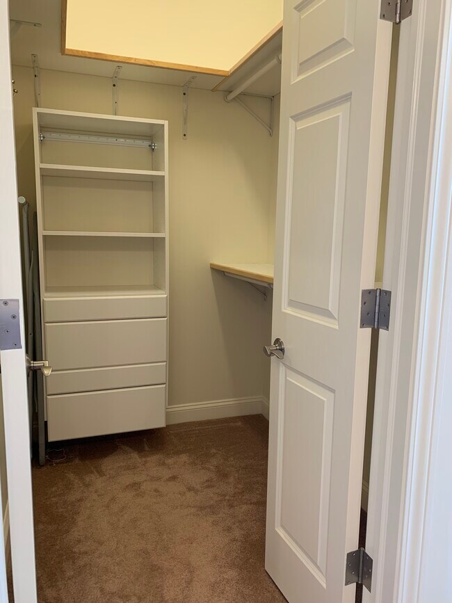 Building Photo - 540 S Lakeshore Blvd