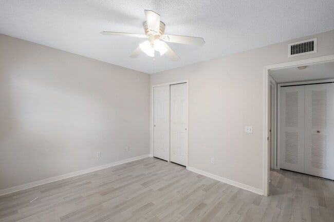 Building Photo - 2 bed + den 2 bath condo, just 2.5 miles from the beach!