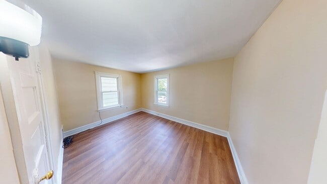 Building Photo - Charming 3 Bedroom Home