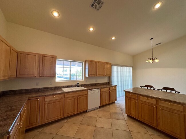 Building Photo - Beautiful 3 Bed / 2 Bath Home Backing to Cerbat Cliffs Golf Course!