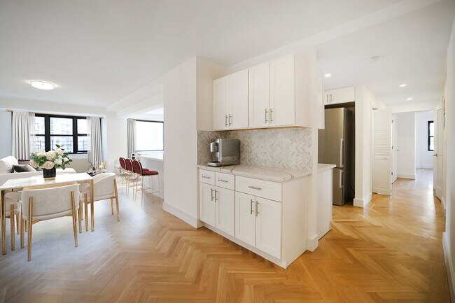 Interior Photo - Lexington Towers