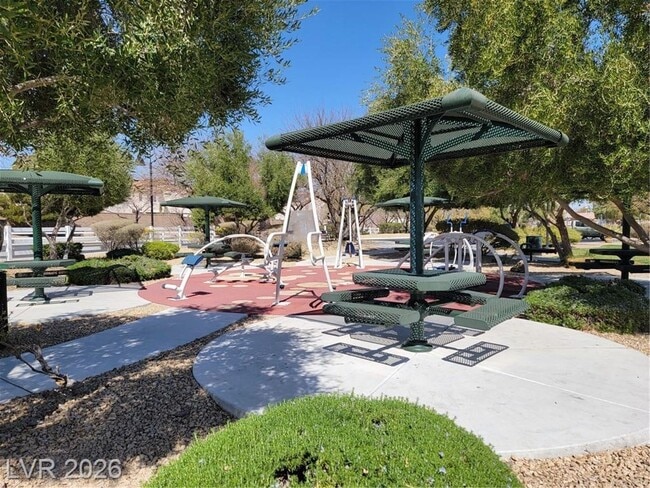 Building Photo - FANTASTIC SOUTHWEST TOWNHOME IN A GATED COMMUNITY!