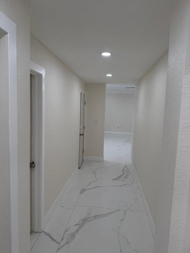 Building Photo - 6410 NW Miami Ct