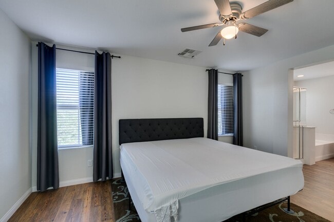 Building Photo - GORGEOUS HOME WITH TONS OF UPGRADES*MOUNTA...