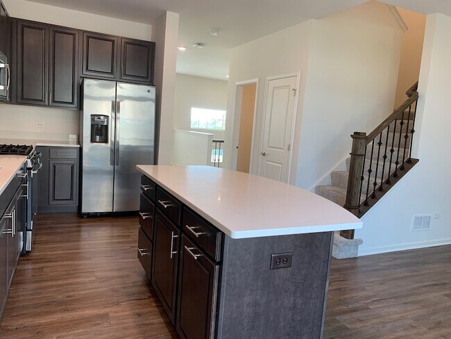 Building Photo - 285 Lakeshore Dr