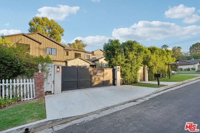 Building Photo - 5124 Calvin Ave