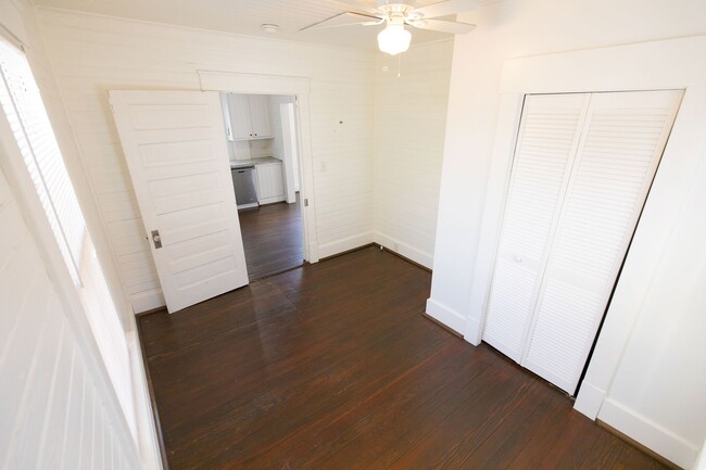 Building Photo - Recently Renovated Charming 2 Bedroom 1 Ba...