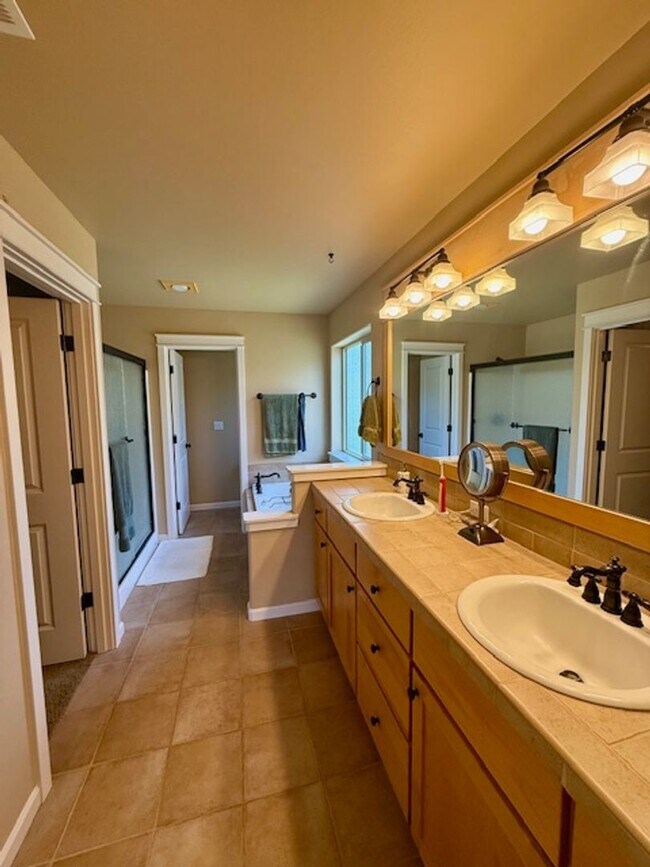 Building Photo - Spacious 3-Bedroom + Bonus Room Home in La...