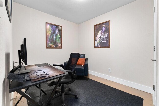 Building Photo - 3204 Menchaca Rd