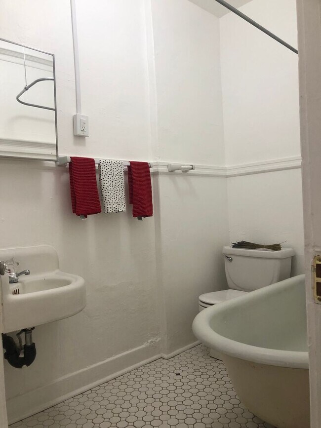 Building Photo - Cute CORNER 1 BR- high ceilings, clawfoot tub, up to 3 pets! One month FREE!