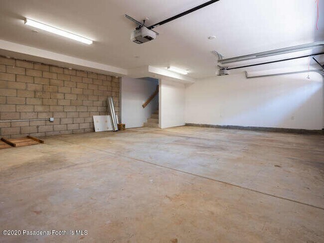 Building Photo - 1426 Bank St