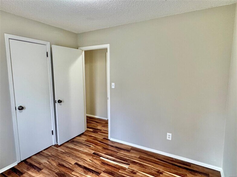 Building Photo - 523 Placid Dr