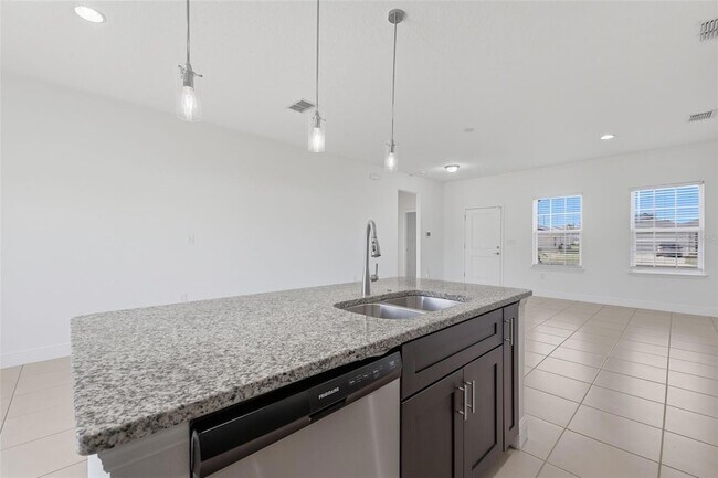 Building Photo - 304 Begonia Ct