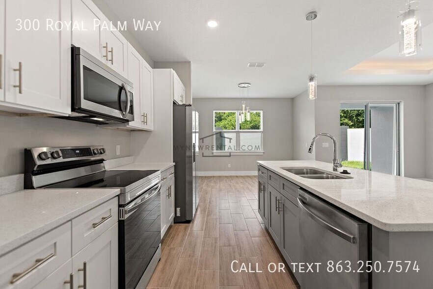 Building Photo - 300 Royal Palm Wy