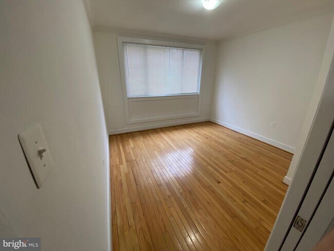 Building Photo - 2838 Hartford St SE