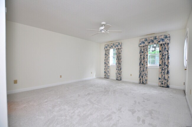 Building Photo - 8 Dickinson Ct