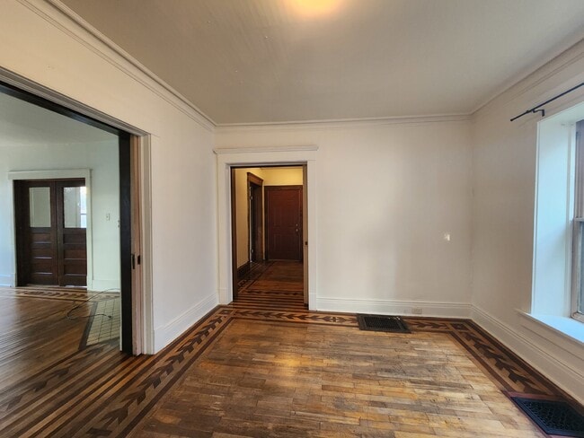 Building Photo - 4 Bedrooms 2 Kitchens & 2 Bathrooms