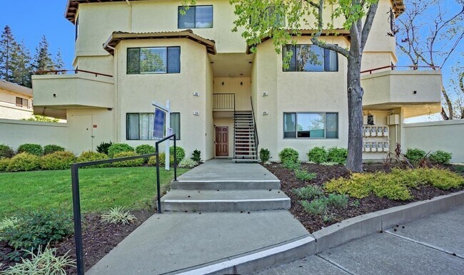 Building Photo - 5085 Valley Crest Dr