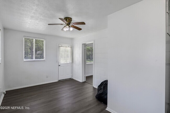 Building Photo - 2023 Betsy Dr