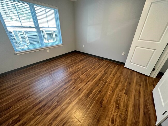 Building Photo - 52 E Ridge Dr