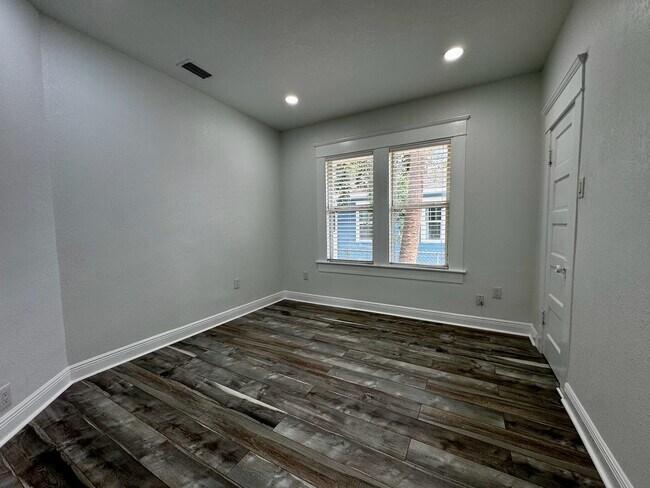 Building Photo - 409 S Willow Ave