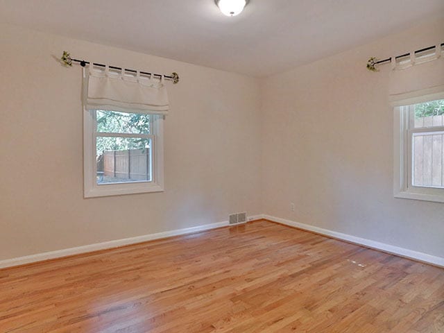Building Photo - Spacious and Light Lake Oswego Home