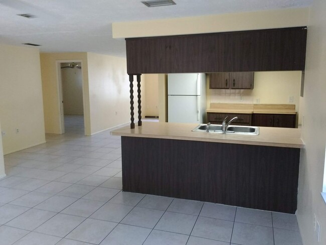 Building Photo - Corner Lot Home in New Port Richey