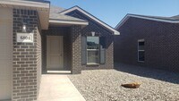 Building Photo - 3 Bedroom 2 bath home!