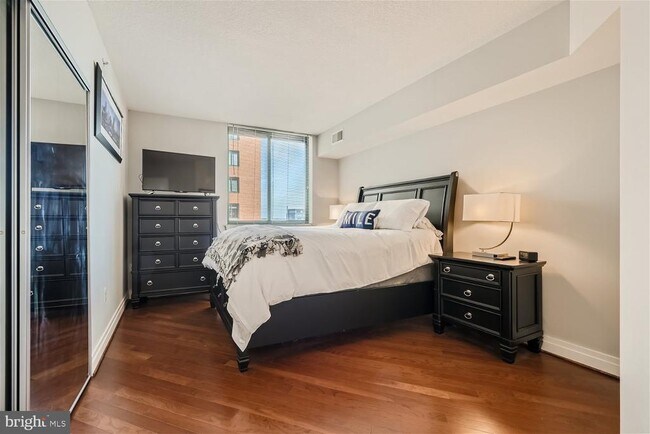 Building Photo - 414 Water St