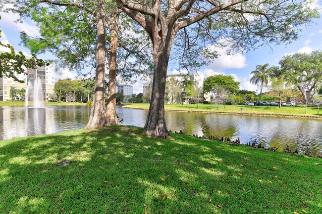 Building Photo - 2334 S Cypress Bend Dr