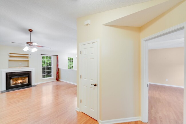 Building Photo - Comfort Meets Function in This 3BR/2BA Ced...