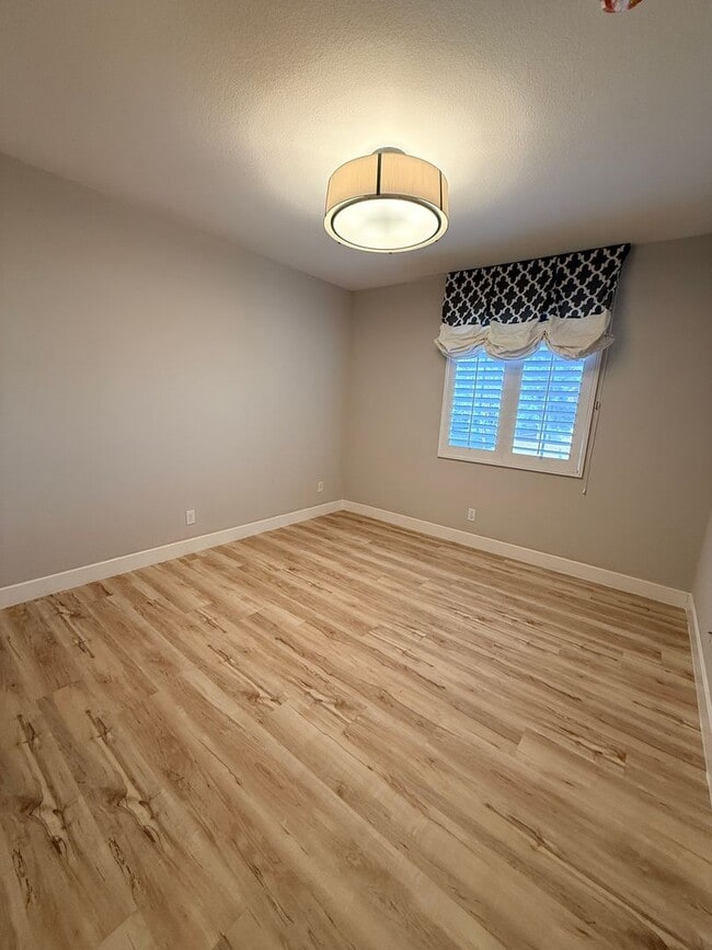 Building Photo - Beautiful 4 Bedroom, 2.5 Bathroom Home in West Irvine Pointe Community