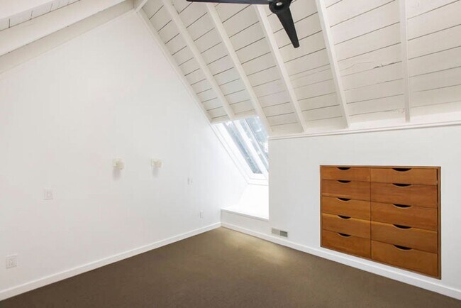 Building Photo - Balcony & Gas Fireplace: Sunny Apartment i...