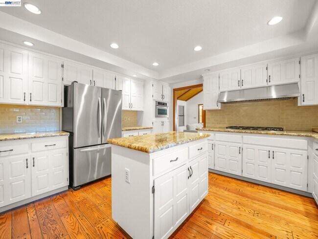 Building Photo - 261 St Paul Dr