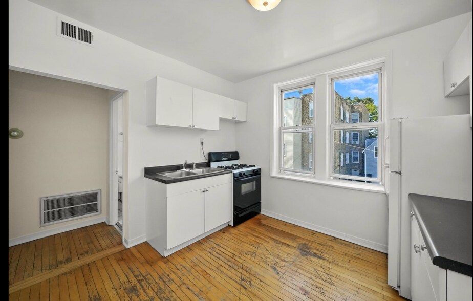 Building Photo - 3036 W Wellington Ave