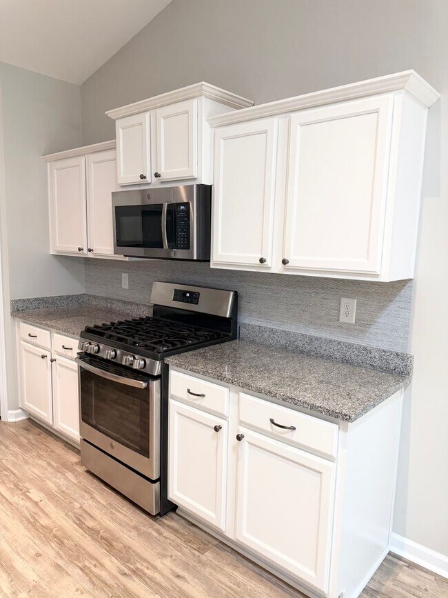 Building Photo - BEAUTIFUL 3 bedroom / 2 bathroom home available NOW!