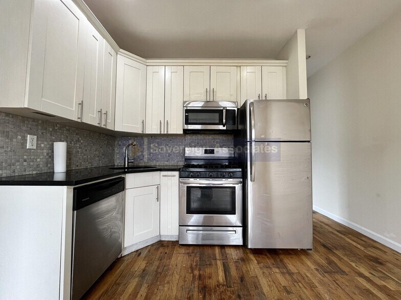 Building Photo - 606 W 191st St