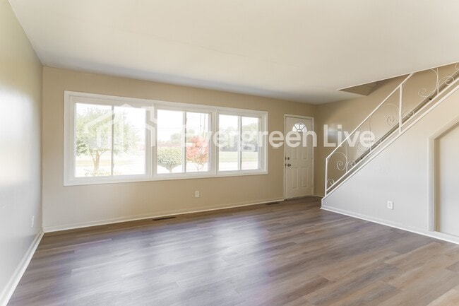 Building Photo - 4663 E Livingston Ave