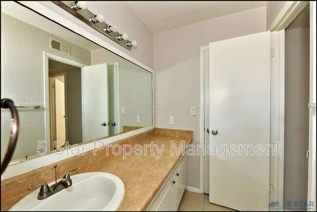 Building Photo - 1916 Lee Elder Dr