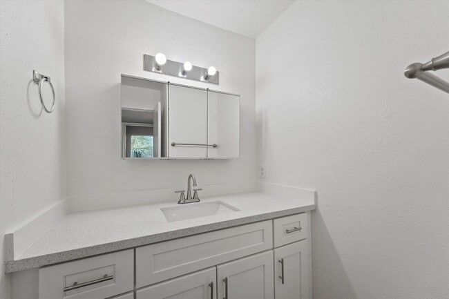 Building Photo - Stunning Remodeled Apartment in Houston!