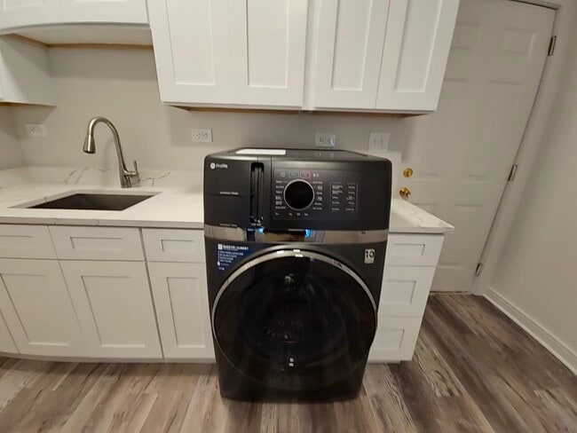 Building Photo - 2216 W 21st Pl