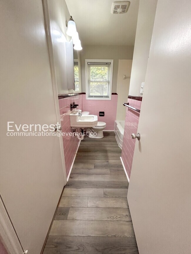 Building Photo - 112 Tabor St